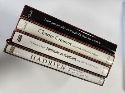quatre livres empilés les uns sur les autres sur une table