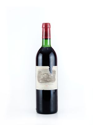 une bouteille de vin posée sur une table