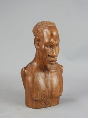 une image représentant un buste d'homme en bois sur fond blanc