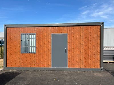 une image représentant un petit bâtiment en bois avec une porte