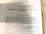 un livre ouvert avec l'image d'un chat dessus