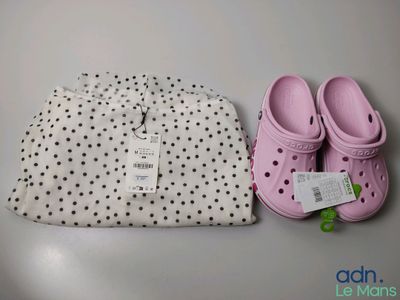deux paires de chaussures et un sac posés sur une table