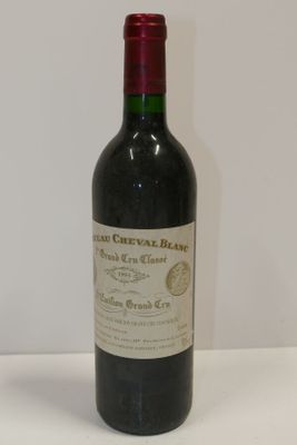 une bouteille de vin posée sur une table