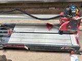 une machine posée sur une table