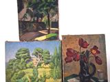 trois tableaux représentant des fleurs dans un vase posé sur une table devant un mur blanc