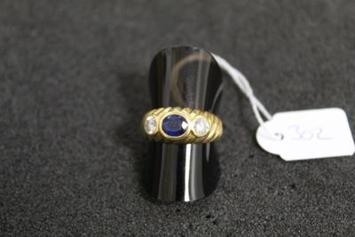 une image représentant une bague en or sertie d'une pierre bleue et d'une étiquette