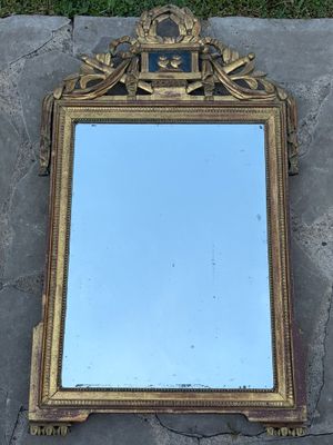 un miroir posé par terre, à même le sol