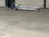 un jeune garçon faisant du skateboard dans un garage