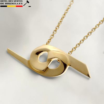 collier plaqué or avec un pendentif en forme d'oiseau, monté sur une chaîne plaquée or