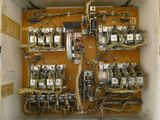une boîte contenant tout un tas de matériel électrique