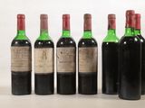 quatre bouteilles de vin sont alignées sur une table