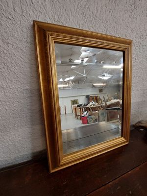 un miroir posé sur une table dans une pièce