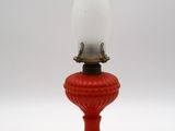 une lampe à huile rouge à l'ancienne sur fond blanc