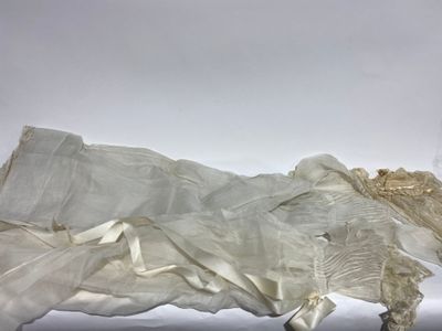 Deux robes de baptême de jeune fille en dentelle et coton cr…