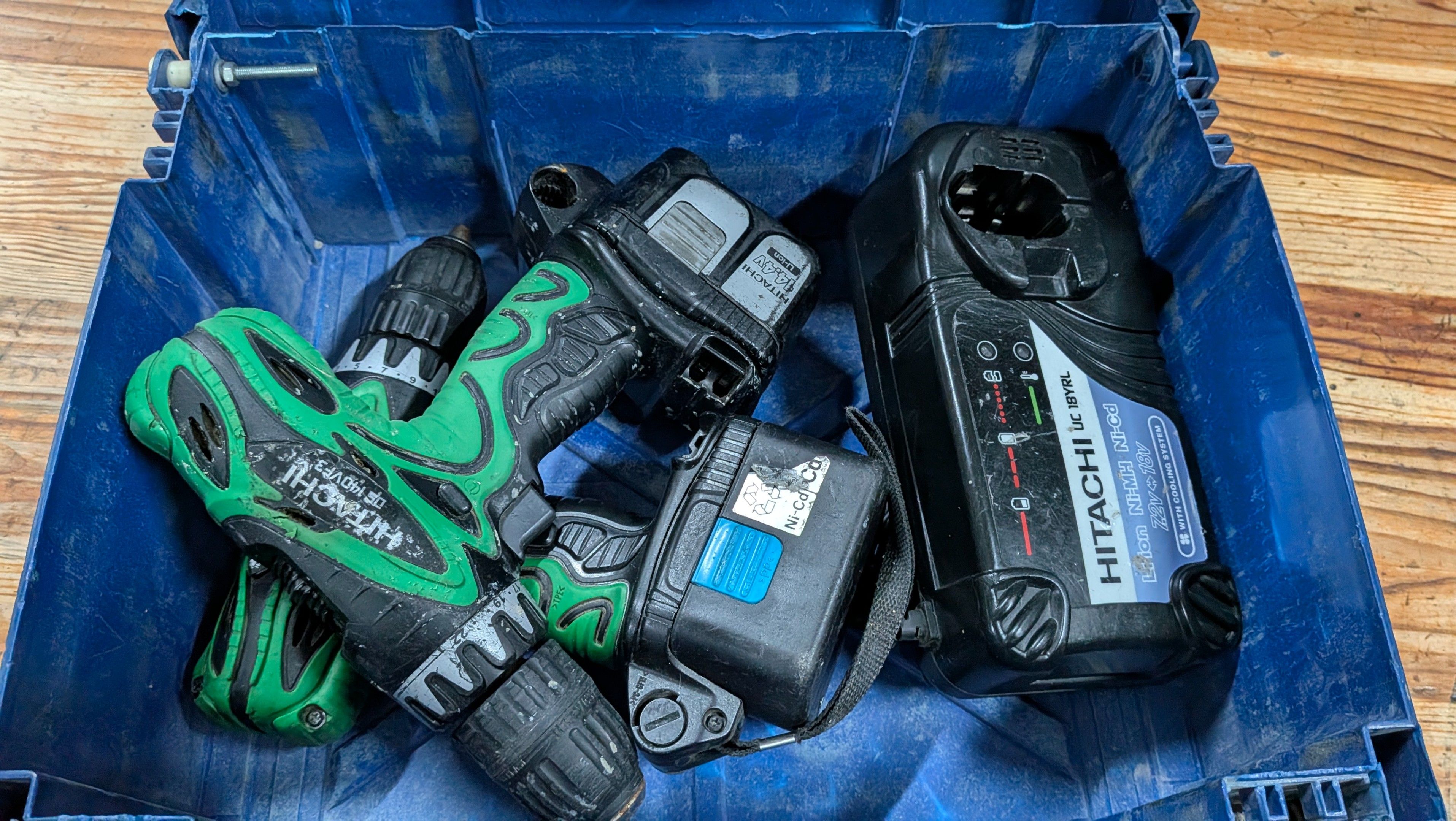 LOT DE 2 VISSEUSES HITACHI