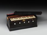 un instrument de musique noir et blanc posé sur une table