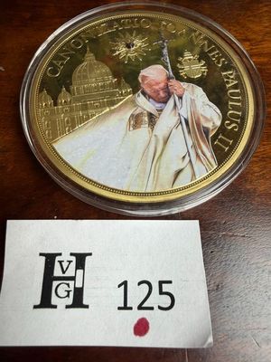 une pièce d'or à l'effigie du pape Benoît XVI