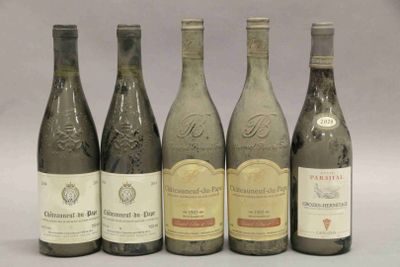 six bouteilles de vin sont alignées dans une rangée