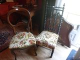 deux chaises dans une pièce où il y a un tapis au sol