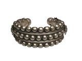 gros plan d'un bracelet en argent sur fond blanc