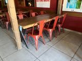 des tables et des chaises dans un restaurant avec des affiches aux murs