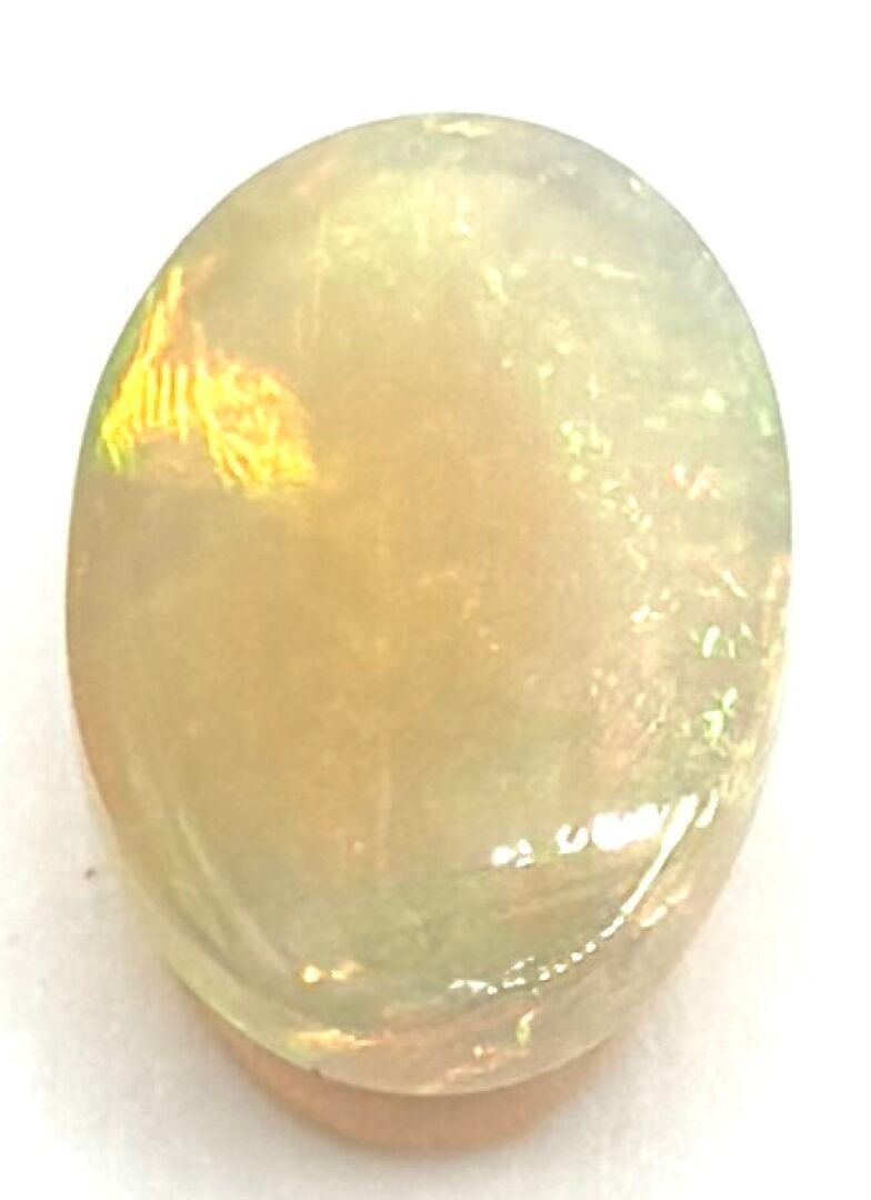 Opale taille ovale d'environ 22 ct, belle qualité - D env 2.5cm - PB : 4,59 g - Devis gratuit sur demande : Envoi pos...