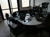 Plusieurs ordinateurs portables sont posés sur une table devant une fenêtre