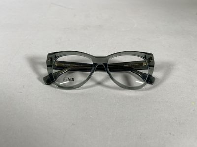 gros plan d'une paire de lunettes sur une surface blanche