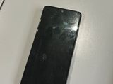 un téléphone portable noir posé sur une table blanche