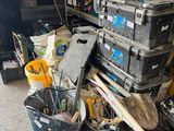 un tas d'outils et d'autres objets dans un garage
