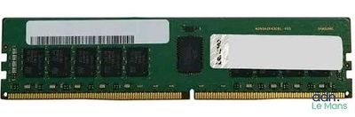 un gros plan d'un module de mémoire sur fond blanc
