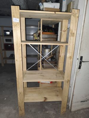 une étagère en bois dans une pièce avec une porte en arrière-plan