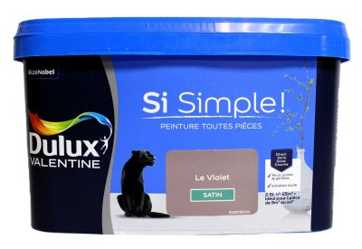 un pot de peinture avec un chien noir assis par terre