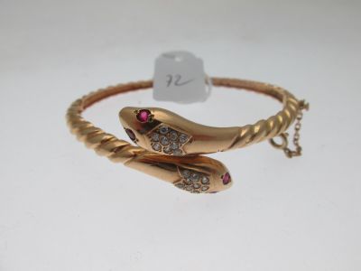 un gros plan d'un bracelet en or orné d'un serpent