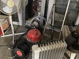 un radiateur, un ventilateur et d'autres objets dans un garage