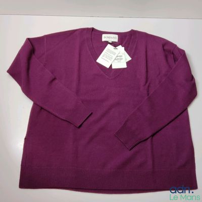 Le pull est violet et porte une étiquette blanche.