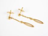 deux paires de boucles d'oreilles en or avec des chaînes pendantes