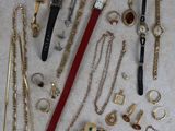 de nombreux types de colliers et de bracelets disposés par terre