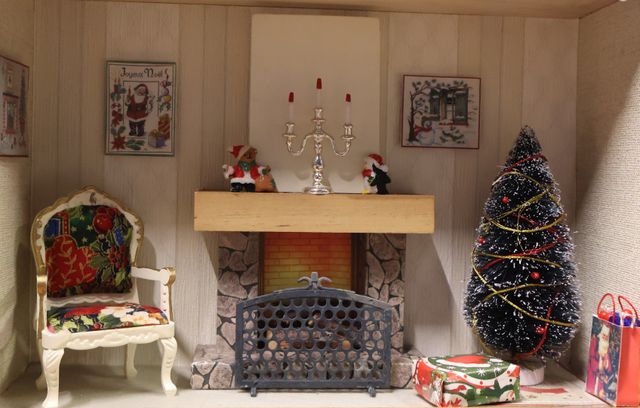 Diorama. Composition miniature, dans une vitrine en bois, vitre e...