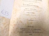 un vieux livre ouvert sur une table
