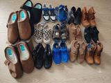 de nombreuses paires de chaussures de bébé disposées par terre