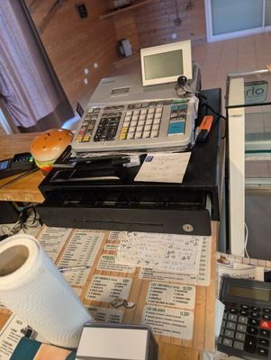 un bureau sur lequel se trouvent de nombreux papiers et une calculatrice