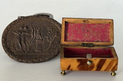 une petite boîte en bois contenant une image