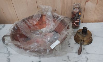 un bol de nourriture emballé dans du film plastique posé sur un comptoir