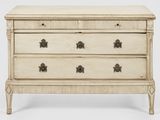 une commode ancienne avec des tiroirs de chaque côté