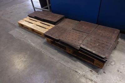 deux palettes en bois sont posées sur une palette devant un mur bleu