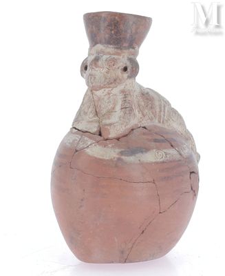 un petit vase sur lequel est perché un singe