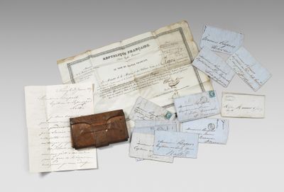 plusieurs feuilles de papier et un portefeuille posés sur une table