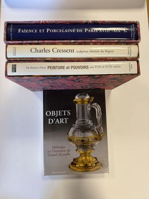 trois livres empilés sur une table