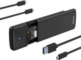 un gros plan d'un téléphone portable auquel est branché un câble